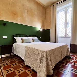 Donna Oliva , Palermo Italia